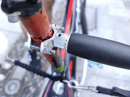 訓練中の黒い犬のためのハンドフリードッグ自転車リードスペーサー サイクリングとジョギング